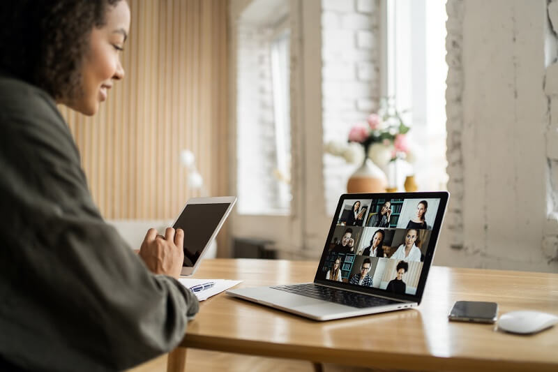 A primeira grande vantagem do treinamento corporativo EAD é a flexibilidade de horários